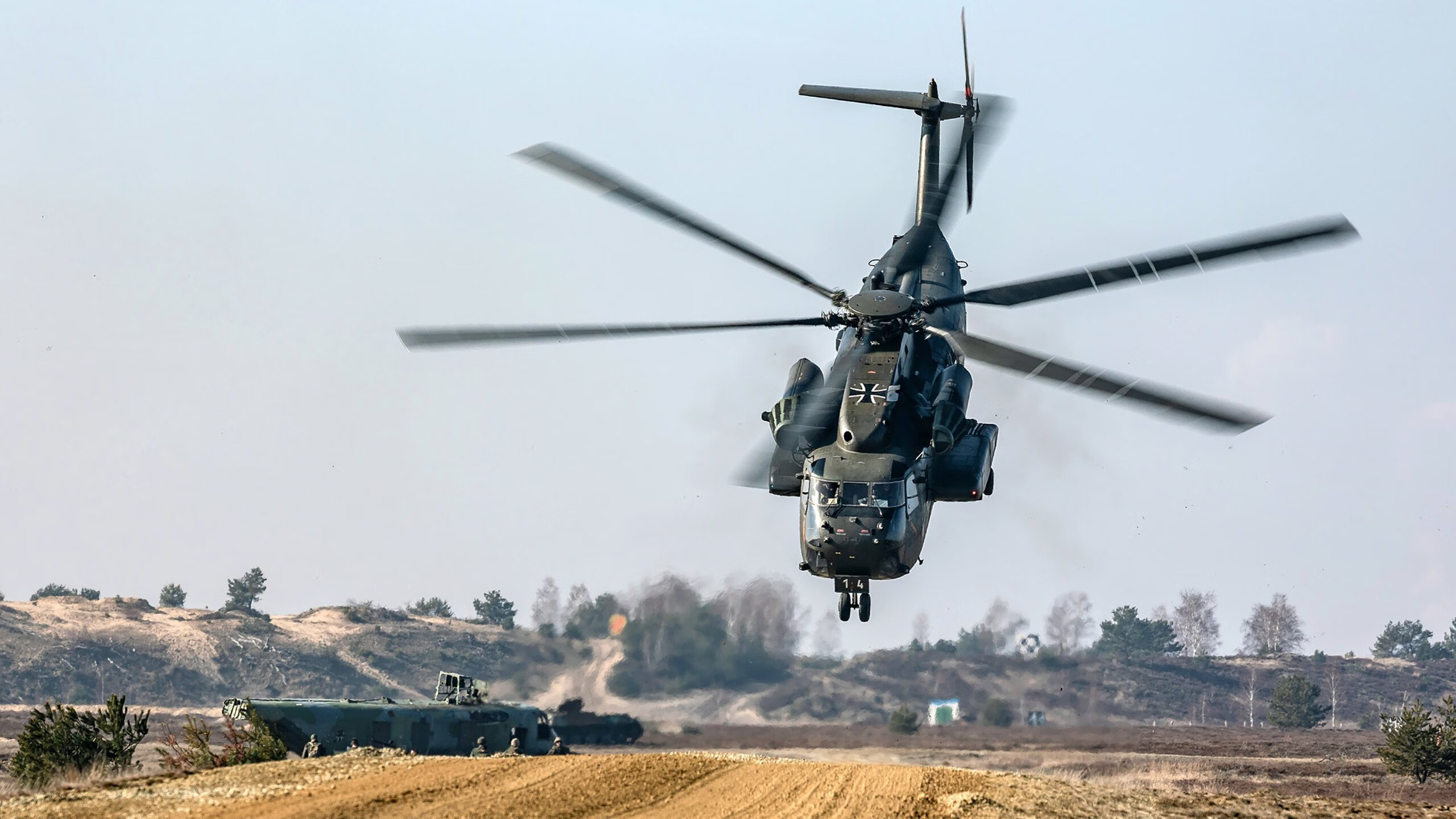 开运app官网-围棋国手走进宝安区孝德学校，与中小学围棋爱好者进行指导棋对弈